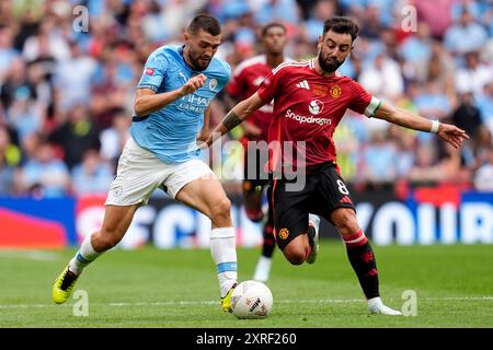 Mateo Kovacic (links) von Manchester City und Bruno Fernandes von Manchester United kämpfen um den Ball beim FA Community Shield Spiel im Wembley Stadium in London. Bilddatum: Samstag, 10. August 2024. Stockfoto