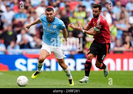 Mateo Kovacic (links) von Manchester City und Bruno Fernandes von Manchester United kämpfen um den Ball beim FA Community Shield Spiel im Wembley Stadium in London. Bilddatum: Samstag, 10. August 2024. Stockfoto