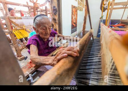 Magdalena Gamayo, eine Preisträgerin des National Living Treasure, die für ihre unabelhaften Stoffwebungen in Pinili, Ilocos Norte, Philippinen bekannt ist Stockfoto