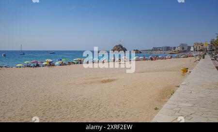 Blanes, Spanien - 10. August 2024: Blick auf den Strand von Blanes und die Costa Brava, Katalonien Stockfoto