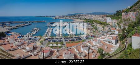 Blanes, Spanien - 10. August 2024: Blick auf den Strand von Blanes und die Costa Brava, Katalonien Stockfoto
