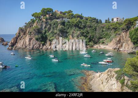 Blanes, Spanien - 10. August 2024: Blick auf Cala Forcanera vom Botanischen Garten Marimurta, Costa Brava, Katalonien Stockfoto