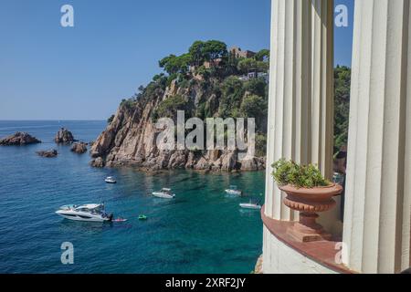 Blanes, Spanien - 10. August 2024: Blick auf Cala Forcanera vom Botanischen Garten Marimurta, Costa Brava, Katalonien Stockfoto