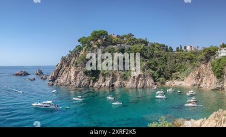 Blanes, Spanien - 10. August 2024: Blick auf Cala Forcanera vom Botanischen Garten Marimurta, Costa Brava, Katalonien Stockfoto