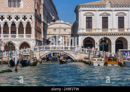 Stadt Venedig in Italien. Seufzerbrücke hinter Ponte della Paglia Brücke, Dogenpalast und Nove Palazzo delle Prigioni, Blick von der Lagune von Venedig. Stockfoto