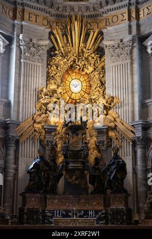 Das Innere des Petersdoms im Vatikan. Altar des Lehrstuhls St. Peter - Cathedra Petri von Bernini aus dem Jahr 1666 mit vier Statuen der Ärzte der CH Stockfoto