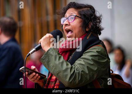 Edinburgh, Schottland. 10. Juni 2024. Die Teilnehmer der Stop the extreme Right Protest versammeln sich im schottischen Parlament in Edinburgh. Die Demonstration wurde von der Organisation Stand Up to Rassismus als Teil eines nationalen Protesttages im Vereinigten Königreich nach einer Woche von Unruhen durch Rechtsextremisten organisiert. Stockfoto