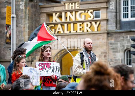 Edinburgh, Schottland. 10. Juni 2024. Die Teilnehmer der Stop the extreme Right Protest versammeln sich im schottischen Parlament in Edinburgh. Die Demonstration wurde von der Organisation Stand Up to Rassismus als Teil eines nationalen Protesttages im Vereinigten Königreich nach einer Woche von Unruhen durch Rechtsextremisten organisiert. Stockfoto