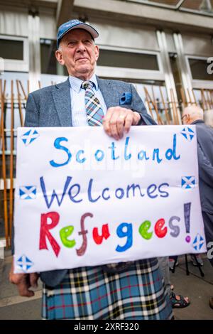 Edinburgh, Schottland. 10. Juni 2024. Die Teilnehmer der Stop the extreme Right Protest versammeln sich im schottischen Parlament in Edinburgh. Die Demonstration wurde von der Organisation Stand Up to Rassismus als Teil eines nationalen Protesttages im Vereinigten Königreich nach einer Woche von Unruhen durch Rechtsextremisten organisiert. Stockfoto