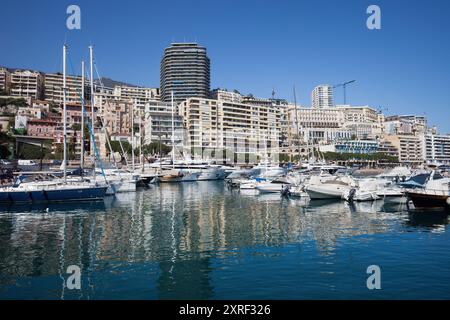 Skyline des Fürstentums Monaco von Port Hercule, Hafen in der Mittelmeerküche an der französischen Riviera, Südeuropa. Stockfoto