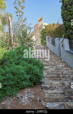 Blanes, Spanien - 10. August 2024: Schloss Sant Joan mit Blick auf die Stadt Blanes, Costa Brava, Katalonien Stockfoto
