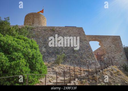 Blanes, Spanien - 10. August 2024: Schloss Sant Joan mit Blick auf die Stadt Blanes, Costa Brava, Katalonien Stockfoto