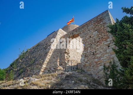Blanes, Spanien - 10. August 2024: Schloss Sant Joan mit Blick auf die Stadt Blanes, Costa Brava, Katalonien Stockfoto