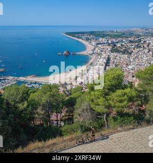 Blanes, Spanien - 10. August 2024: Blick auf die Strandstadt Blanes vom Schloss Sant Joan, Costa Brava, Katalonien Stockfoto