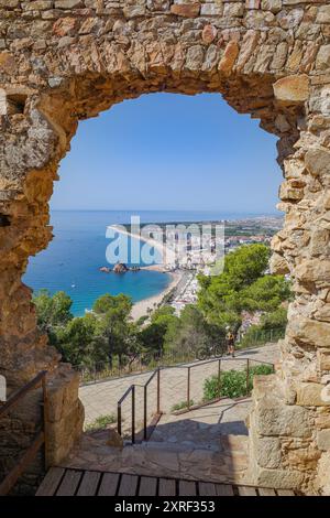 Blanes, Spanien - 10. August 2024: Blick auf die Strandstadt Blanes vom Schloss Sant Joan, Costa Brava, Katalonien Stockfoto