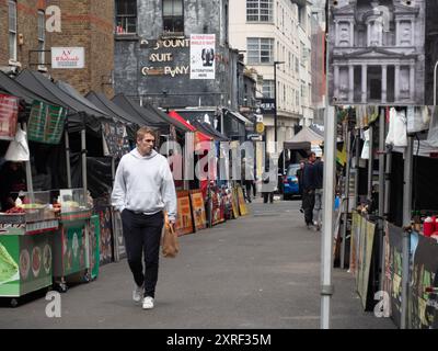 Street Food Traders mit Ständen am Goulston Street Food Court, Goulston Street, Spitalfields London Stockfoto