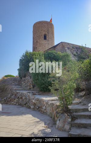 Blanes, Spanien - 10. August 2024: Schloss Sant Joan mit Blick auf die Stadt Blanes, Costa Brava, Katalonien Stockfoto