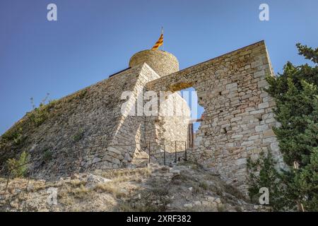 Blanes, Spanien - 10. August 2024: Schloss Sant Joan mit Blick auf die Stadt Blanes, Costa Brava, Katalonien Stockfoto