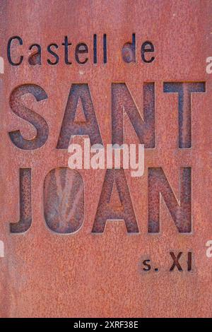 Blanes, Spanien - 10. August 2024: Schloss Sant Joan mit Blick auf die Stadt Blanes, Costa Brava, Katalonien Stockfoto