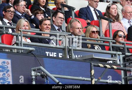 London, Großbritannien. August 2024. Lee Carsley (C), Interim Manager von England, sieht beim FA Community Shield Spiel im Wembley Stadium in London zu. Der Bildnachweis sollte lauten: Paul Terry/Sportimage Credit: Sportimage Ltd/Alamy Live News Stockfoto