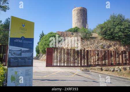 Blanes, Spanien - 10. August 2024: Schloss Sant Joan mit Blick auf die Stadt Blanes, Costa Brava, Katalonien Stockfoto