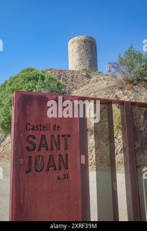 Blanes, Spanien - 10. August 2024: Schloss Sant Joan mit Blick auf die Stadt Blanes, Costa Brava, Katalonien Stockfoto