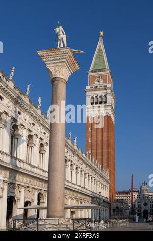 Venedig, Italien, Säule San Teodoro (St. Theodore) - Colonna di San Todaro, Glockenturm des Markusdom Campanile und Bibliothek Marciana auf der Piazza San Marco. Stockfoto