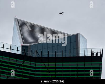 Vogel im Himmel, während die Menschen die Aussicht vom Dach des Gartens in 120 betrachten, das sich am Fen Court Gebäude in der Fenchurch Street 120 befindet. Mit 52 Lime Street, dem Skalpell im Hintergrund Stockfoto