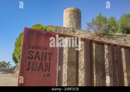 Blanes, Spanien - 10. August 2024: Schloss Sant Joan mit Blick auf die Stadt Blanes, Costa Brava, Katalonien Stockfoto