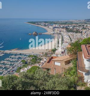Blanes, Spanien - 10. August 2024: Blick auf den Strand von Blanes und die Costa Brava, Katalonien Stockfoto