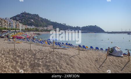 Blanes, Spanien - 10. August 2024: Blick auf den Strand von Blanes von La Palomera, Costa Brava, Katalonien Stockfoto