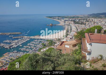 Blanes, Spanien - 10. August 2024: Blick auf den Strand von Blanes und die Costa Brava, Katalonien Stockfoto
