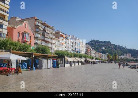 Blanes, Spanien - 10. August 2024: Strandpromenade in Blanes, Costa Brava, Katalonien Stockfoto