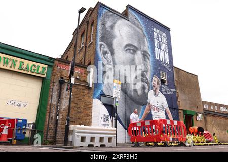 Tottenham Hotspur Stadium, London, Großbritannien. August 2024. Fußballbegeisterte vor der Saison: Tottenham Hotspur gegen Bayern München; Ein Wandbild des Ex-Tottenham Hotspur-Kapitäns/Spielers Harry Kane Credit: Action Plus Sports/Alamy Live News Stockfoto