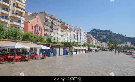 Blanes, Spanien - 10. August 2024: Strandpromenade in Blanes, Costa Brava, Katalonien Stockfoto