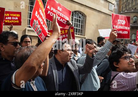 London, UK, 10. August 2024. Ein demonstrationsmarsch gegen Gewalt gegen Hindus in Bangladesch gipfelte bei der BBC in Portland Place, London. Demonstranten skandierten gegen die Vernachlässigung dieser fortwährenden Geschichte durch die BBC in Bangladesch. (Tennessee Jones - Alamy Live News) Stockfoto