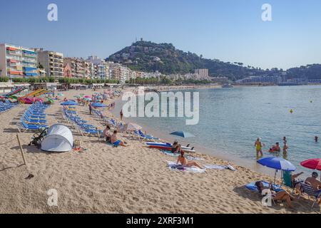 Blanes, Spanien - 10. August 2024: Blick auf den Strand von Blanes von La Palomera, Costa Brava, Katalonien Stockfoto