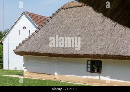 Freilichtmuseum. Altes traditionelles ungarisches Wohngebäude in skanzen. Stockfoto