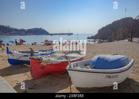Blanes, Spanien - 10. August 2024: Fischerboote am Strand von Blanes, Costa Brava, Katalonien Stockfoto