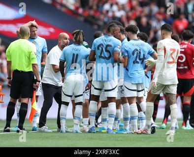 London, Großbritannien. August 2024. PEP Guardiola, Manager von Manchester City, gibt seinen Spielern Anweisungen während des FA Community Shield Matches im Wembley Stadium, London. Der Bildnachweis sollte lauten: Paul Terry/Sportimage Credit: Sportimage Ltd/Alamy Live News Stockfoto