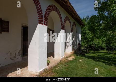 Freilichtmuseum. Altes traditionelles ungarisches Wohngebäude in skanzen. Stockfoto