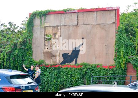 London, Großbritannien. August 2024. Bankys sechstes Kunstwerk in einer Woche wurde auf der Edgware Road in London vorgestellt. Fünf neue Wandbilder erschienen in ganz London, bevor heute eine neue Schablone erschien. Banksy entwickelte sich in den frühen 1990er Jahren als Straßenkünstler in Bristol Das neueste Kunstwerk „A Stretch Big Cat“ wurde heute in Cricklewood entdeckt, kurz bevor es auf dem Banksy Instagram-Account bestätigt wurde. Die Botschaft „könnte sich auf die Umwelt, die Ökologie oder die Harmonie zwischen der gebauten und der natürlichen Welt beziehen. „Credit: Kingsley Davis/Alamy Live News Stockfoto