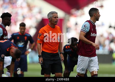 London Stadium, London, Großbritannien. August 2024. Fußballbegeisterte vor der Saison, West Ham United gegen Celta Vigo; Schiedsrichter Darren Bond Credit: Action Plus Sports/Alamy Live News Stockfoto