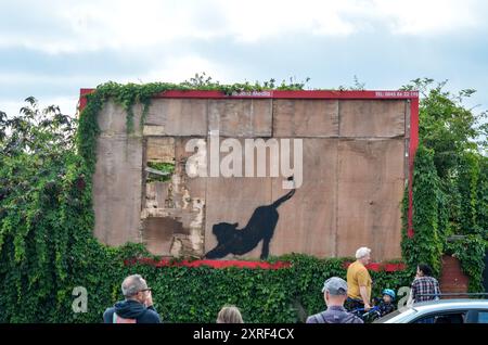 London, Großbritannien. August 2024. Bankys sechstes Kunstwerk in einer Woche wurde auf der Edgware Road in London vorgestellt. Fünf neue Wandbilder erschienen in ganz London, bevor heute eine neue Schablone erschien. Banksy entwickelte sich in den frühen 1990er Jahren als Straßenkünstler in Bristol Das neueste Kunstwerk „A Stretch Big Cat“ wurde heute in Cricklewood entdeckt, kurz bevor es auf dem Banksy Instagram-Account bestätigt wurde. Die Botschaft „könnte sich auf die Umwelt, die Ökologie oder die Harmonie zwischen der gebauten und der natürlichen Welt beziehen. „Credit: Kingsley Davis/Alamy Live News Stockfoto