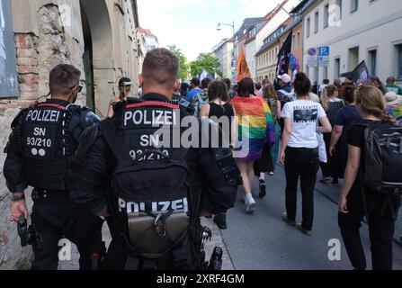 Bautzen, Deutschland. August 2024. Die Teilnehmer einer Christopher Street Day-Parade werden von Polizisten durch die Stadt begleitet. In Bautzen findet eine Christopher Street Day (CSD)-Parade statt, die Abschlussparty nach der Parade wurde von den Organisatoren aufgrund möglicher Drohungen von Rechtsextremisten abgesagt. Quelle: Sebastian Willnow/dpa/Alamy Live News Stockfoto