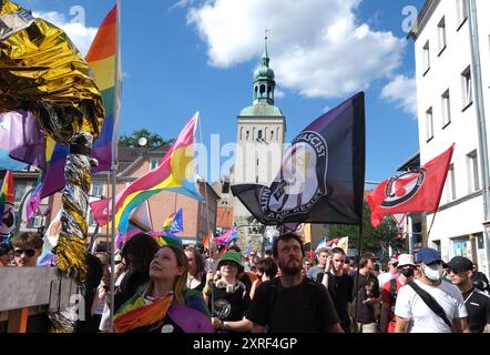 Bautzen, Deutschland. August 2024. Teilnehmer einer Parade zum Christopher Street Day (CSD) marschieren durch die Stadt. In Bautzen findet eine Christopher Street Day (CSD)-Parade statt, die Abschlussparty nach der Parade wurde von den Organisatoren aufgrund möglicher Drohungen von Rechtsextremisten abgesagt. Quelle: Sebastian Willnow/dpa/Alamy Live News Stockfoto