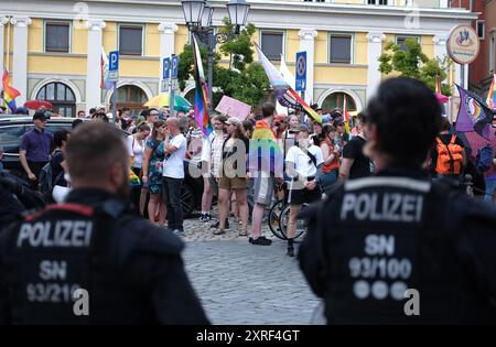 Bautzen, Deutschland. August 2024. Teilnehmer einer Parade zum Christopher Street Day (CSD) marschieren durch die Stadt. In Bautzen findet eine Christopher Street Day (CSD)-Parade statt, die Abschlussparty nach der Parade wurde von den Organisatoren aufgrund möglicher Drohungen von Rechtsextremisten abgesagt. Quelle: Sebastian Willnow/dpa/Alamy Live News Stockfoto