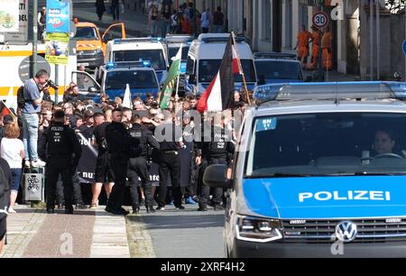 Bautzen, Deutschland. August 2024. Die Teilnehmer einer rechtsgerichteten Demonstration werden von Polizisten begleitet. In Bautzen findet eine Christopher Street Day (CSD)-Parade statt; die Abschlussparty nach der Parade wurde von den Organisatoren wegen möglicher Drohungen von Rechtsextremisten abgesagt. Quelle: Sebastian Willnow/dpa/Alamy Live News Stockfoto