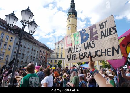 Bautzen, Deutschland. August 2024. Teilnehmer einer Parade zum Christopher Street Day (CSD) marschieren durch die Stadt. In Bautzen findet eine Christopher Street Day (CSD)-Parade statt, die Abschlussparty nach der Parade wurde von den Organisatoren aufgrund möglicher Drohungen von Rechtsextremisten abgesagt. Quelle: Sebastian Willnow/dpa/Alamy Live News Stockfoto