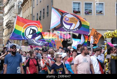 Bautzen, Deutschland. August 2024. Teilnehmer einer Parade zum Christopher Street Day (CSD) marschieren durch die Stadt. In Bautzen findet eine Christopher Street Day (CSD)-Parade statt, die Abschlussparty nach der Parade wurde von den Organisatoren aufgrund möglicher Drohungen von Rechtsextremisten abgesagt. Quelle: Sebastian Willnow/dpa/Alamy Live News Stockfoto